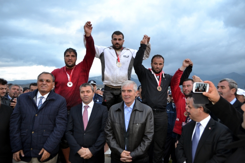 Erbaada bu yıl 24`üncüsü yapılan Geleneksel Hüseyin Şahin Yağlı Güreşleri sağanak yağış altında gerçekleşti. 