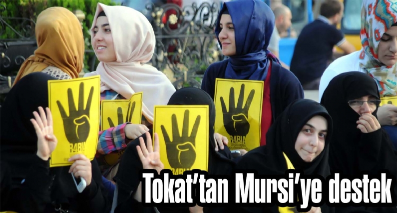 Tokatta sosyal paylaşım siteleri üzerinden yapılanganize ile toplanan  500 kişi Cumhuriyet Meydanında, üzerinde `seninleyiz` yazılı Mursi bayrağı taşıdı.