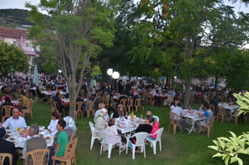 Vali Mustafa Taşkesen, Şehit Aileleri ve Gaziler onuruna İl Emniyet Müdürlüğü`nün Uzunburun Mevkii`ndeki tesislerinde bir iftar yemeği verdi.