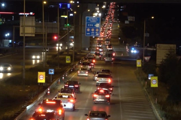 43 ilin geçiş güzergahında yoğunluk: Tatilcilerin dönüş yolcuğu sürüyor