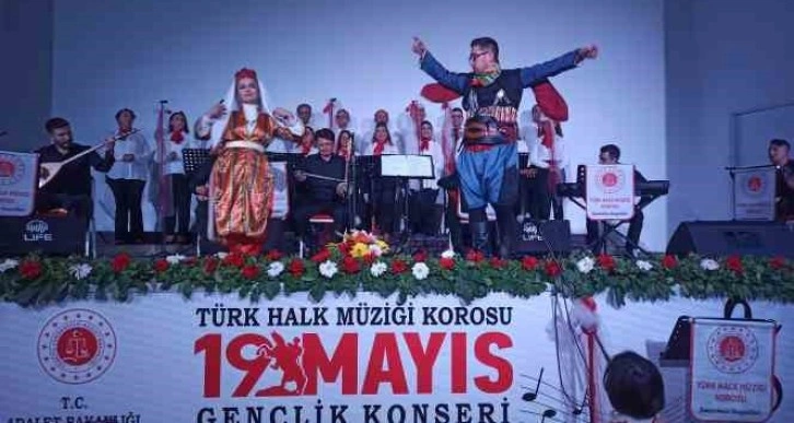 Adliye personelinden Türk halk müziği konseri