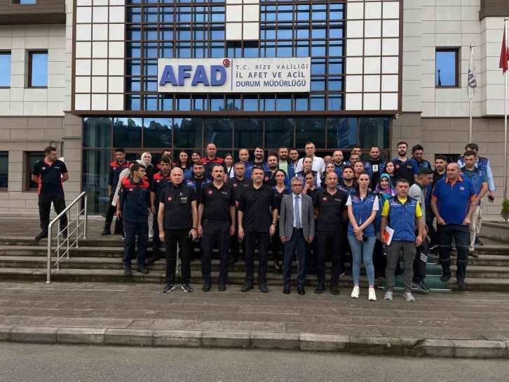 AFAD Başkanı Memiş, Rize’de heyelanların yaşandığı bölgede incelemelerde bulundu
