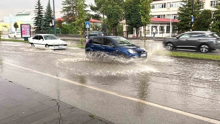 Alt yapı alarm verdi, yollar göle döndü
