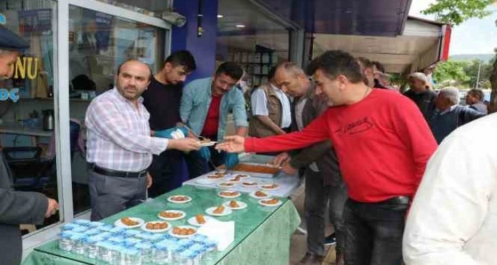 Amasya’da EYT emeklisi berber ilk maaşıyla halka baklava dağıttı