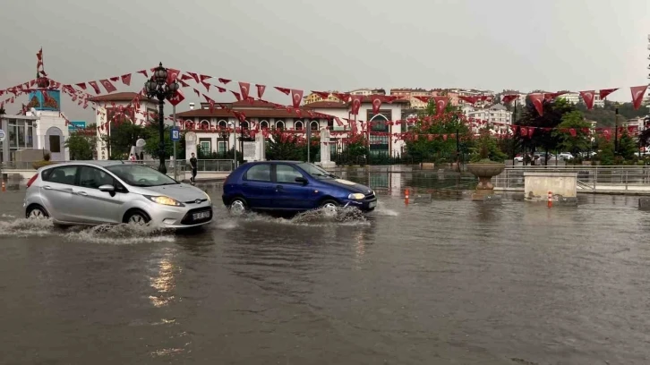 Ankara’da sağanak sonrası yollar göle döndü
