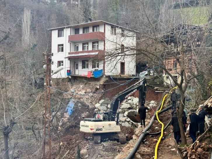 Artvin’de heyelandan dolayı 3 katlı bina tahliye edildi
