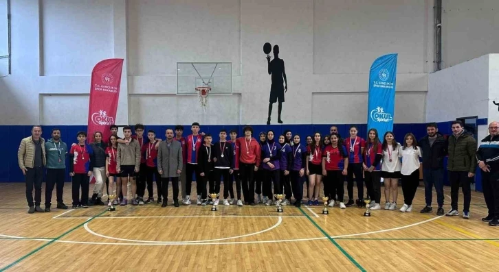 Badminton gençler müsabakaları sona erdi
