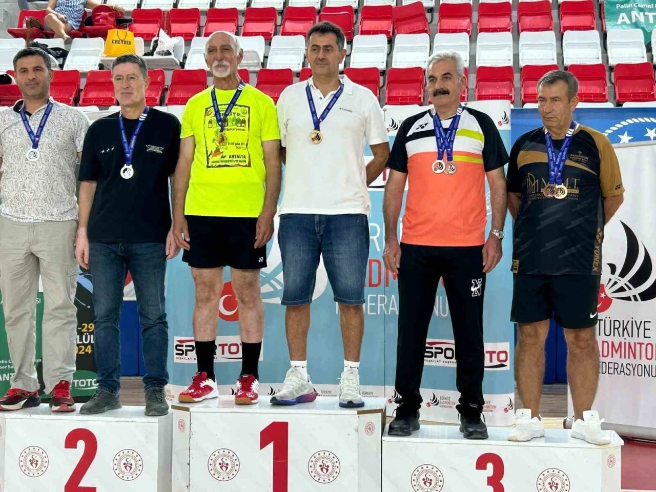 Badminton sporcusu öğretim üyesinden 2 altın madalya başarısı
