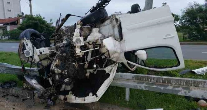 Bariyere çarpan hafif ticari araç takla attı: 1'i ağır 2 yaralı