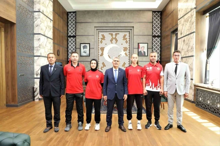 Başarılı sporculardan Vali Çelik’e ziyaret
