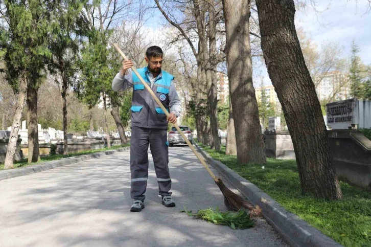 Başkan Büyükkılıç: “Mezarlıklarda bayram hazırlığını tamamladık”
