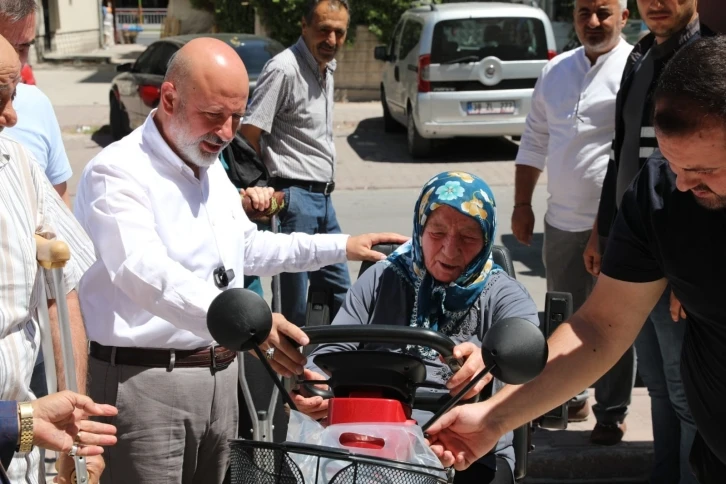 Başkan Çolakbayrakdar, engelli aileye akülü araç hediye etti
