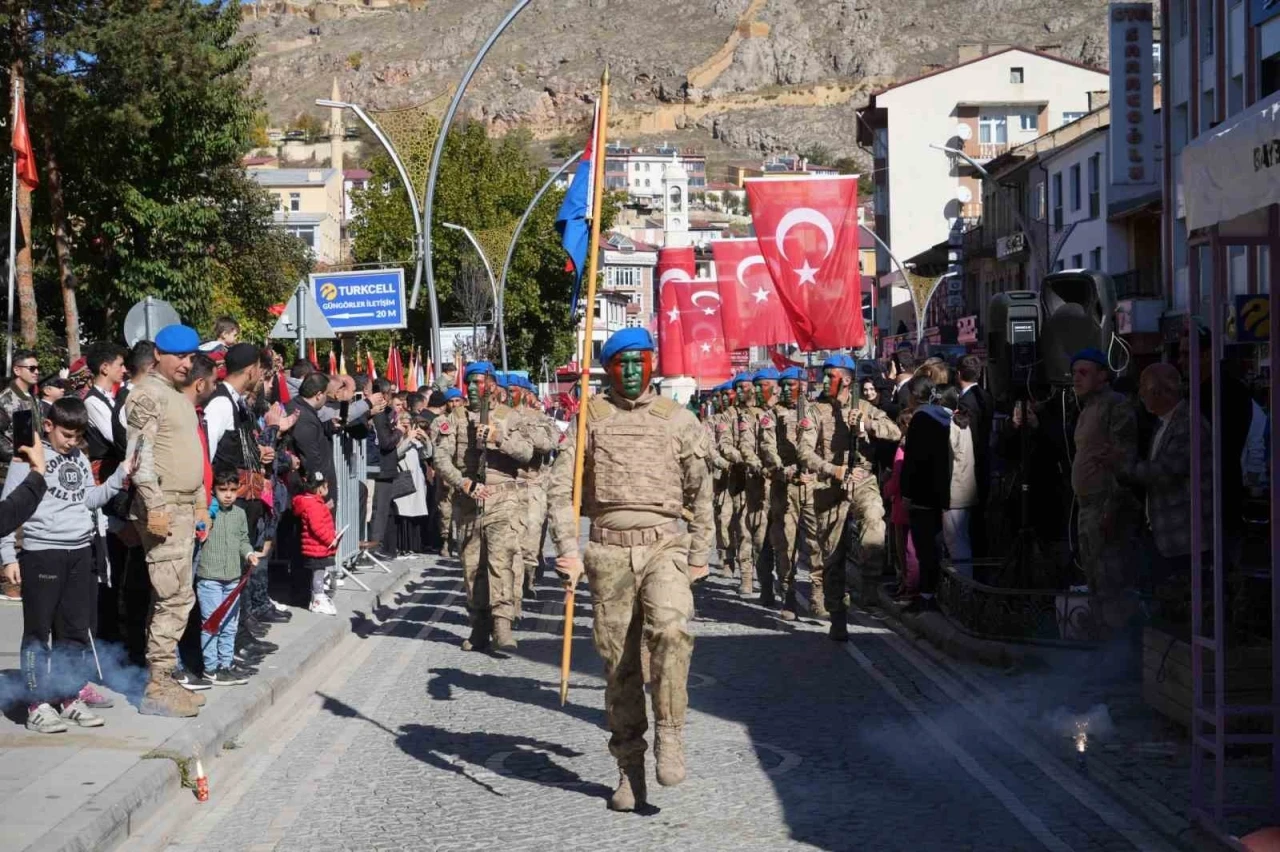 Bayburt’ta 29 Ekim Cumhuriyet Bayramı kutlamasına komandoların gösterisi damga vurdu
