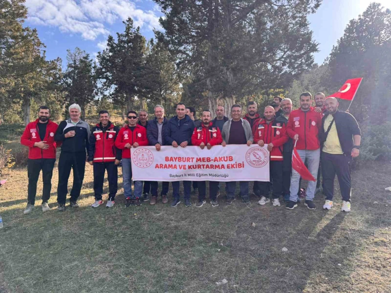 Bayburt’ta doğa yürüyüşü yapıldı fidanlar toprakla buluşturuldu
