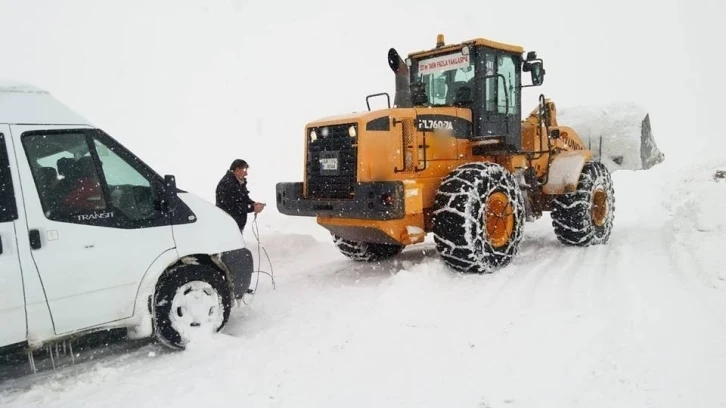 Bayburt’ta kardan kapanan köy yolları yeniden ulaşıma açıldı
