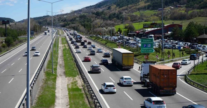 Bayram göçü sürüyor: Trafik durma noktasına kadar geliyor
