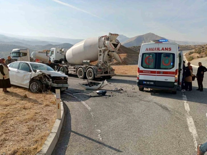 Beton mikseri ile otomobil çarpıştı: 2 yaralı