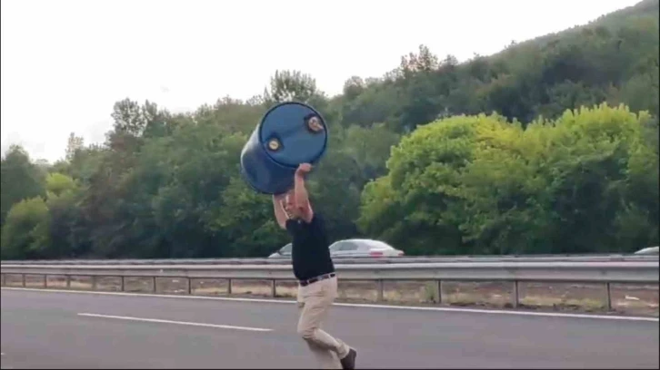 Canını hiçe sayarak, trafiği tehlikeye düşüren varili yolun dışına attı
