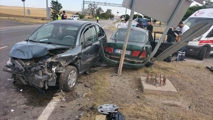 Çankırı’da iki otomobil kafa kafaya çarpıştı: 8 yaralı
