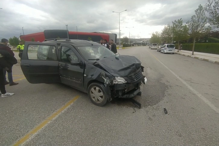 Çorum’da iki otomobilin karıştığı kazada 1 kişi yaralandı