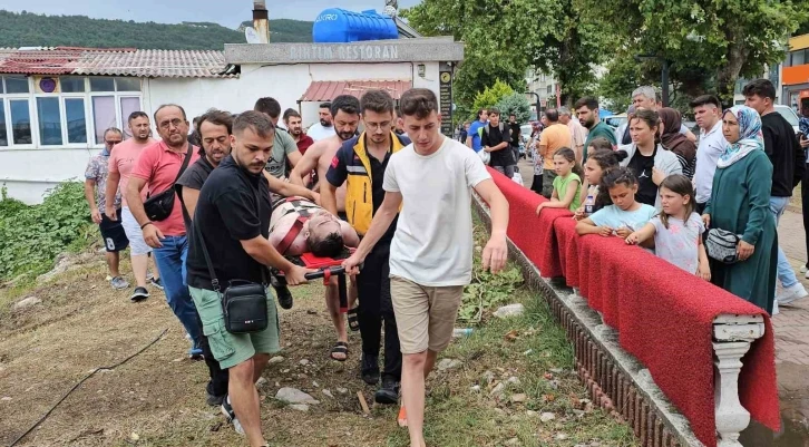 Denizde akıntıya kapılan vatandaşı boğulmaktan restoran çalışanı kurtardı
