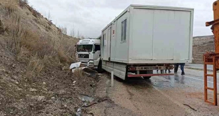 Deprem bölgesine konteynır taşıyan tır kaza yaptı