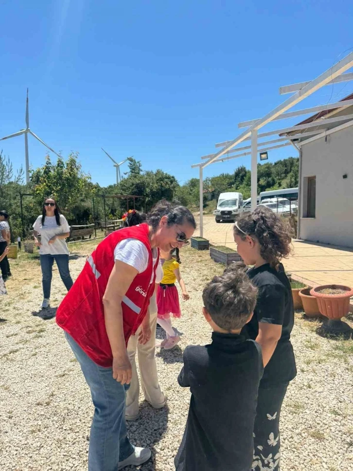 Depremzede çocukların yüzünü güldürdüler
