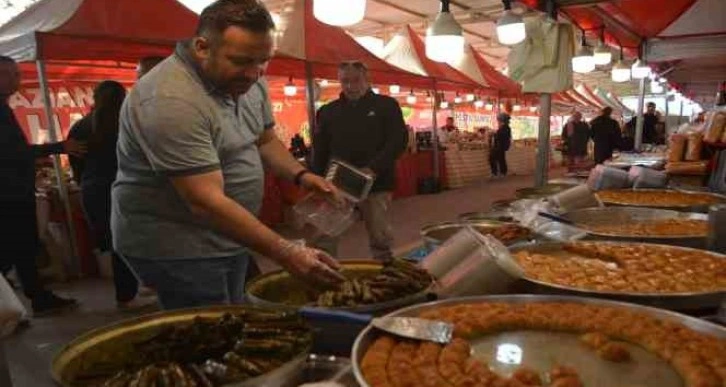 Depremzede esnaf kendi yörelerinin damak lezzetlerini Ayvalık’ta buluşturdu