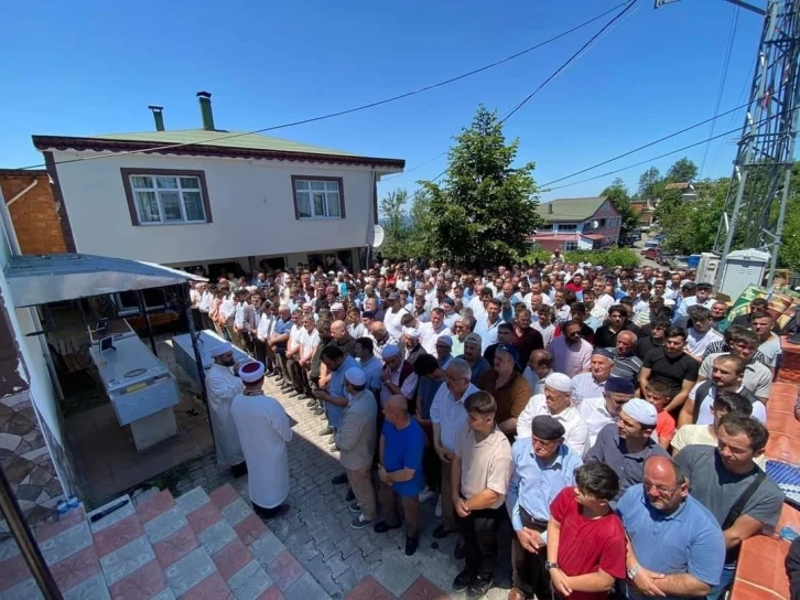 Edirne’deki trafik kazasında hayatını kaybeden baba, oğul ve yeğen toprağa verildi
