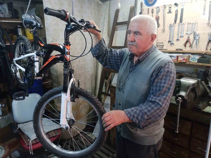 Emekli bisiklet sevdalısı ’Eskişehirliler en çok neden bisiklete biniyor’ sorusunu araştırdı
