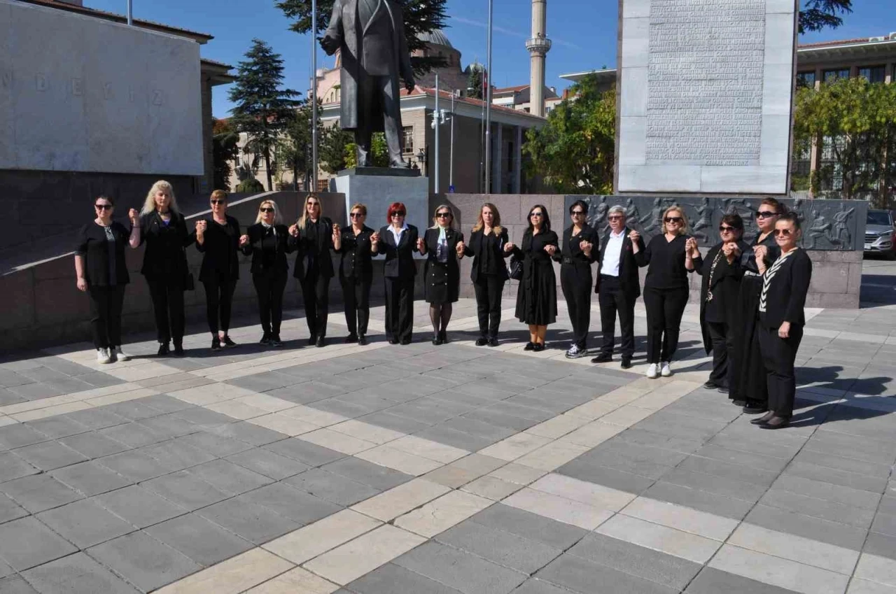 Eskişehirli kadın muhtarlar bir araya gelerek "Kadına ve çocuğa şiddete hayır" dedi
