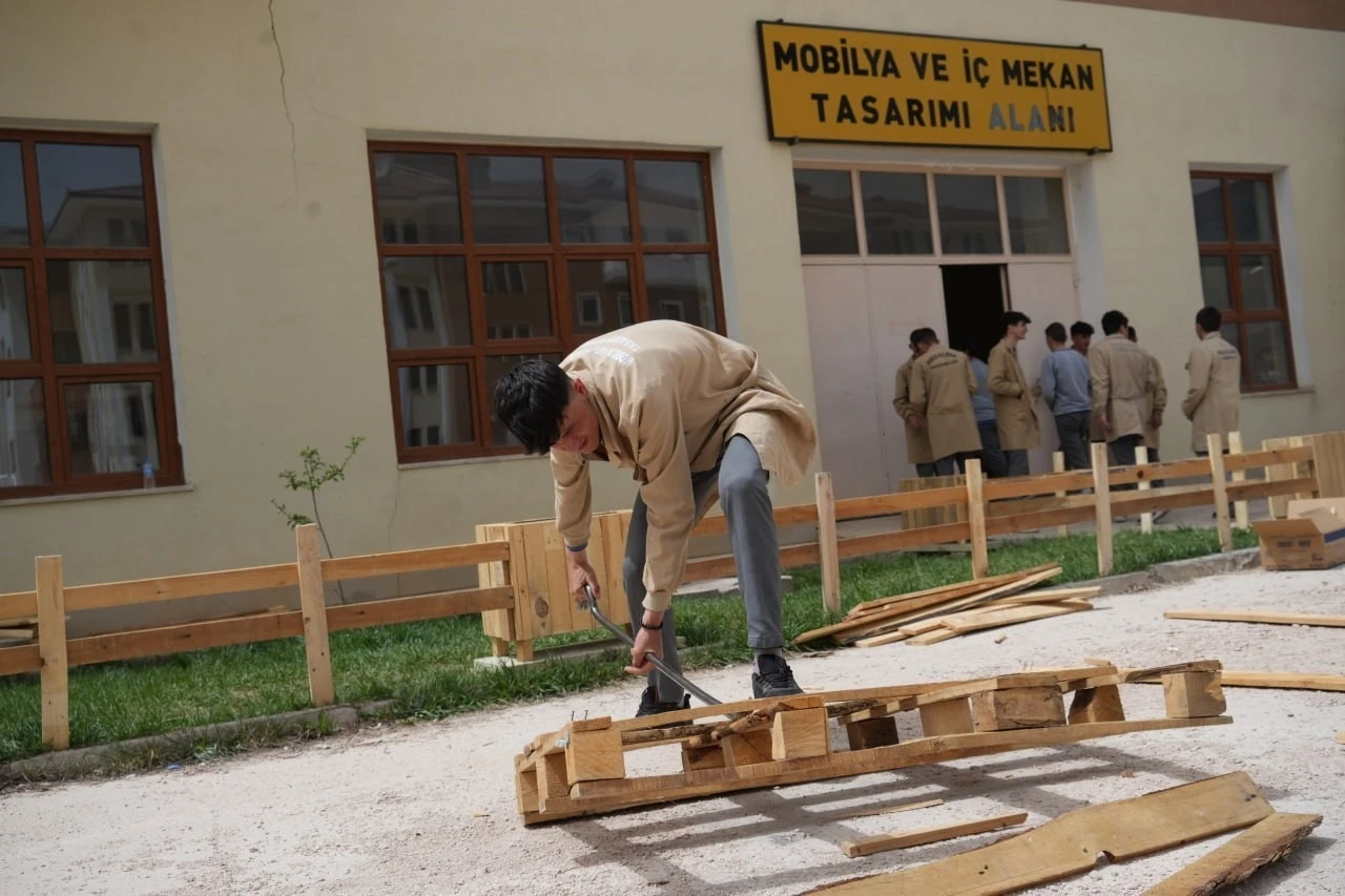 Fabrika gibi lisede arı gibi çalışan öğrenciler atık malzemelerden ahşap eşyalar üretiyorlar
