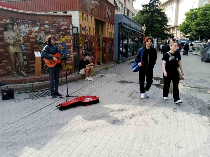 Genç müzisyen vatandaşların odak noktası haline geldi
