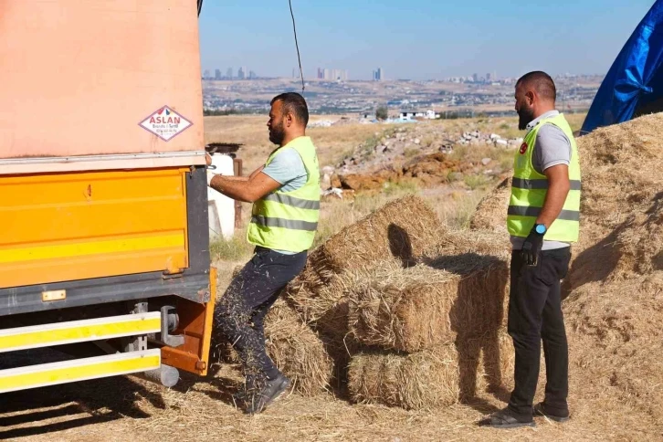 Gölbaşı Belediyesi’nden çiftçiye bin adet saman balyası
