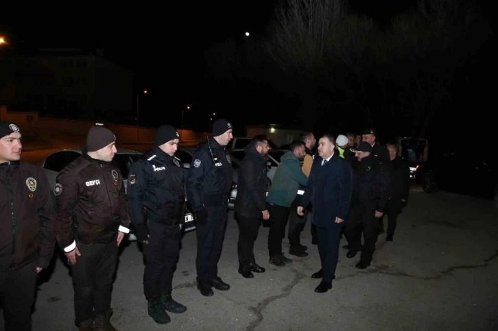 Görevi başındaki güvenlik güçleri ve sağlık personellerine yeni yıl ziyareti
