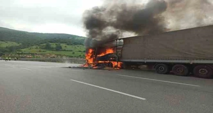 Gürcistan'a arpa taşıyan tır Samsun'da alev alev yandı