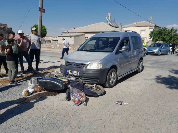 Hafif ticari araç motosikletle çarpıştı: 2 yaralı
