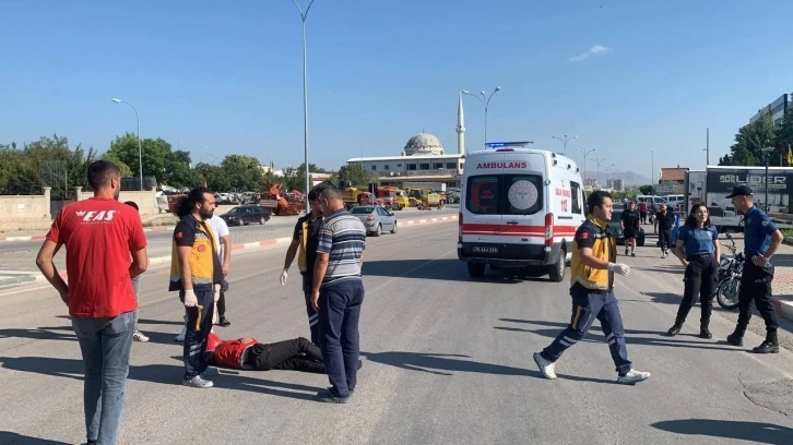 Hafif ticari araçla çarpışan motosiklet 30 metre sürüklendi: 2 yaralı
