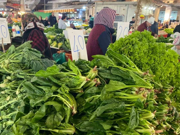 Halk pazarı en yoğun günlerinden birini yaşadı
