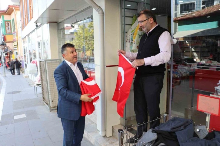 Havza’da vatandaşlara bayrak dağıtıldı