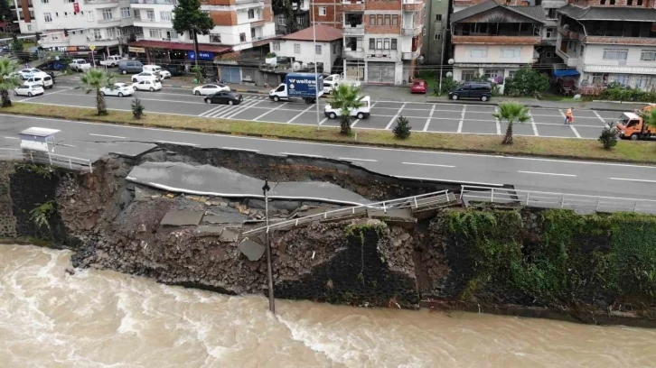 Hopa’da çöken yol havadan görüntülendi
