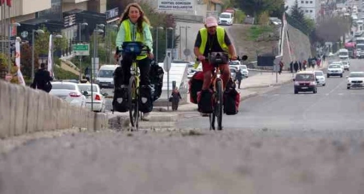 İsviçreli çift, çok özledikleri torunlarına kavuşmak için pedal çeviriyor