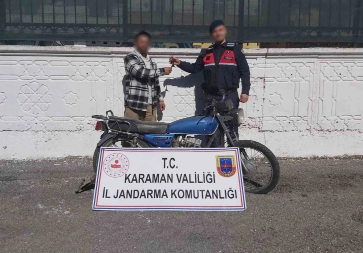 Jandarma 6 ay önce çalınan motosikleti bulup sahibine teslim etti
