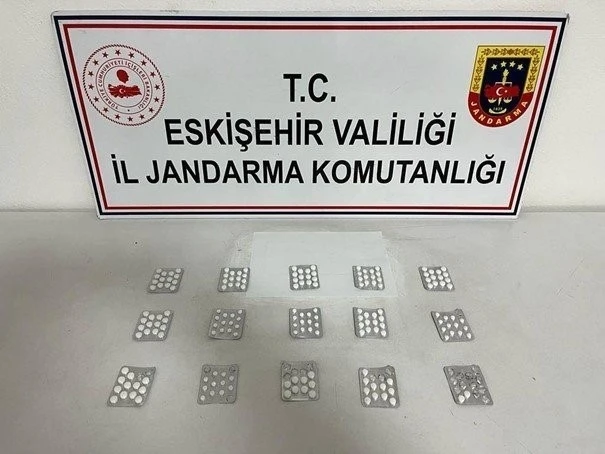 Jandarma ekiplerince 184 adet sentetik ecza hap ele geçirildi
