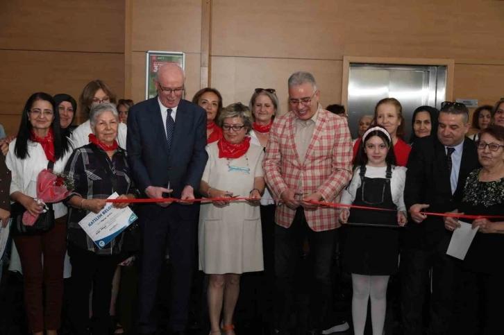 Kağıt Rölyef Atölyesi kursiyerleri yıl boyunca yaptıkları tabloları sergiliyor
