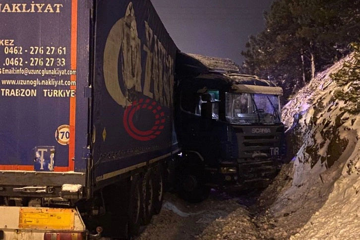 Kar kaza getirdi: Tır toprak zemine çarparak durabildi