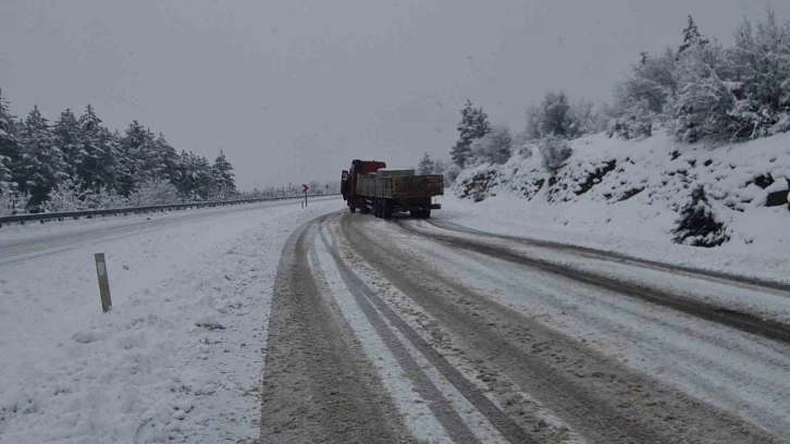 Karabük’te kar yağışı sürücülere zor anlar yaşattı
