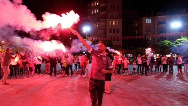 Karaman FK’daki yönetim krizine taraftarlardan meşaleli tepki
