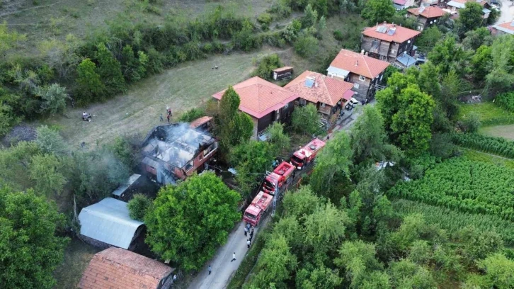 Kastamonu’da alevlere teslim olan iki katlı ev kullanılamaz hale geldi
