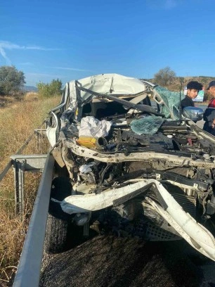 Kastamonu’da yoldan çıkan pikap bariyerlere çarparak durabildi. 1 yaralı